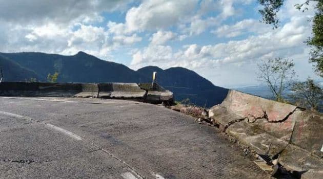 Caminhão despenca da Serra do Rio do rastro.