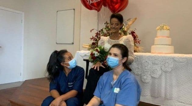 Paciente casa no Hospital Celso Ramos com festa feita por servidores.