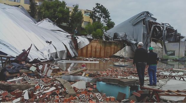 Presidente Bolsonaro sobrevoa áreas atingidas por ciclone no sábado.