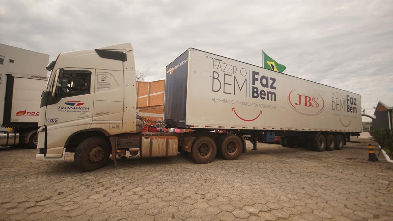 JBS doa cestas básicas, EPI's e álcool em gel para Florianópolis