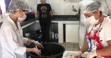 Prefeitura de Florianópolis promove refeição de natal para pessoas em acolhimento.
