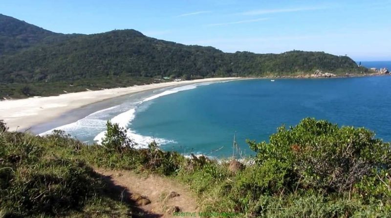 A praia dos Naufragados no sul da ilha de Florianópolis.