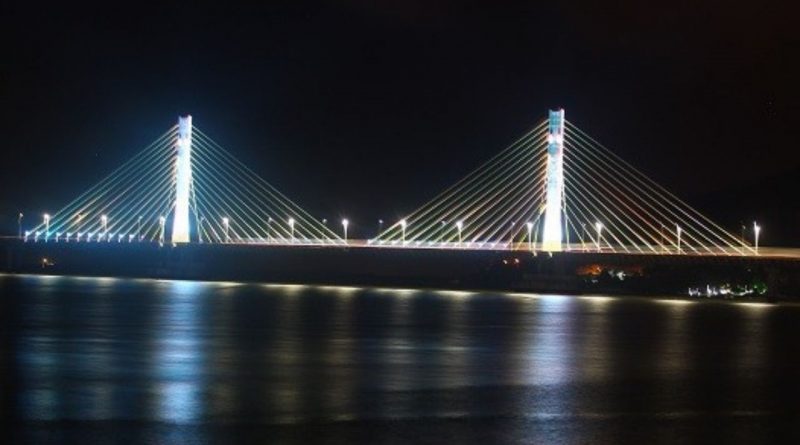 Ponte Anita Garibaldi ganha iluminação cênica em Laguna.