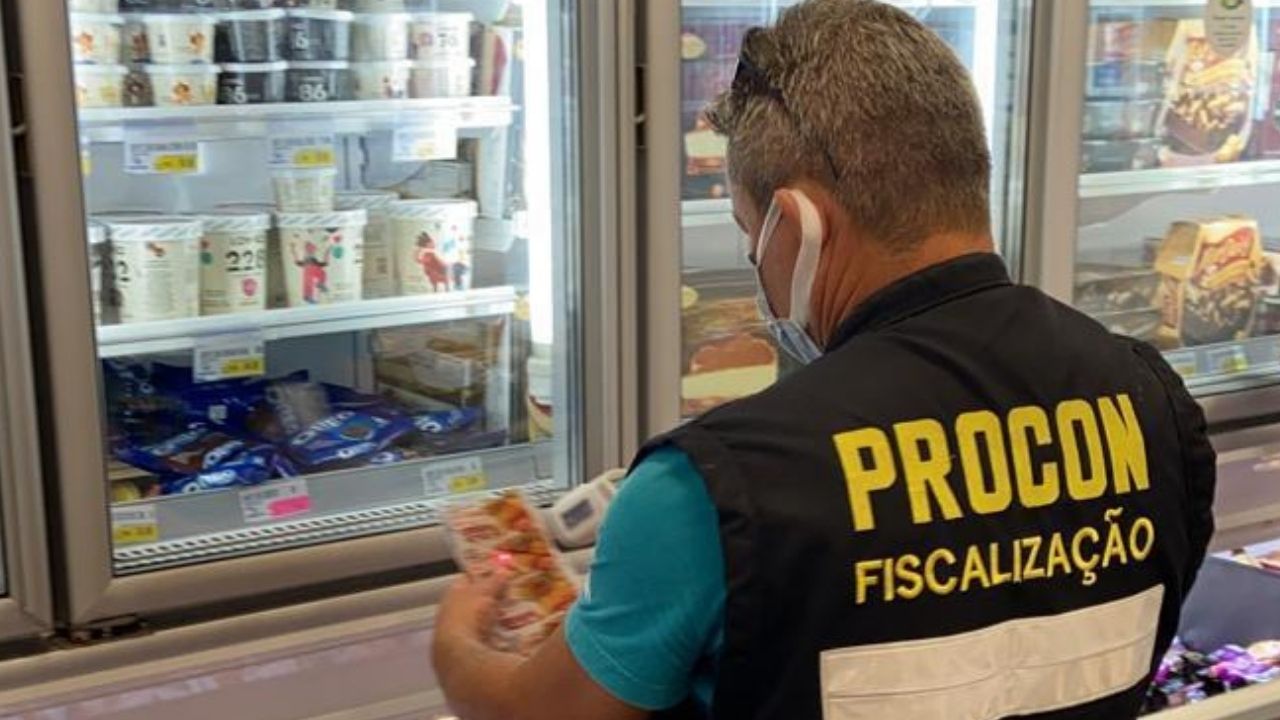 Procon apreende 77 kg de alimentos em supermercado do Jardim Atlântico