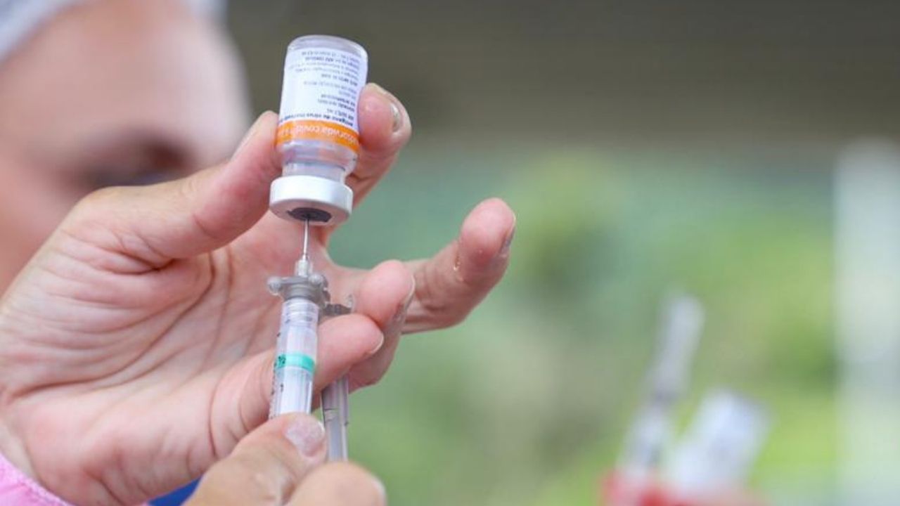 Aplicação de vacinas contra influenza e covid-19 em continua nesta quinta.
