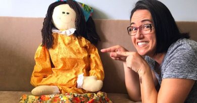 Boneca que “fabrica sorrisos” ajuda professora a vencer prêmio nacional de boas práticas