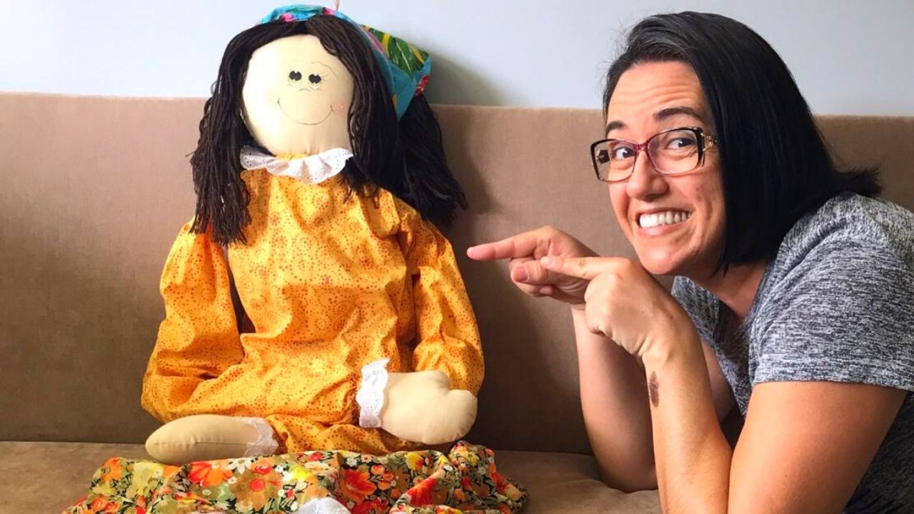 Boneca que “fabrica sorrisos” ajuda professora a vencer prêmio nacional de boas práticas