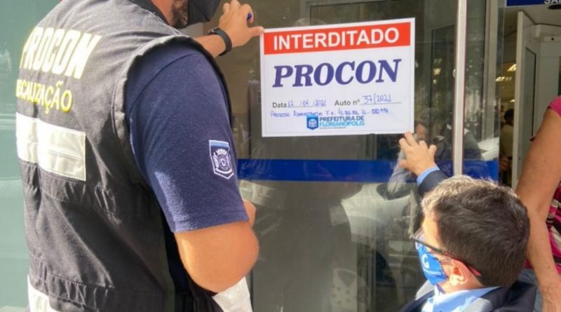 Procon fecha agência bancária no Centro após fiscalização