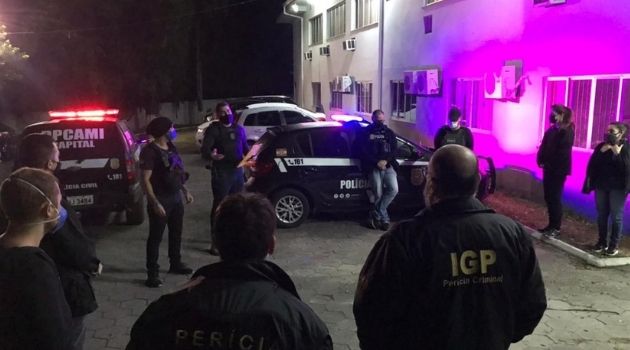 Polícia civil prende dois homens por posse de pornografia infantil em Florianópolis.