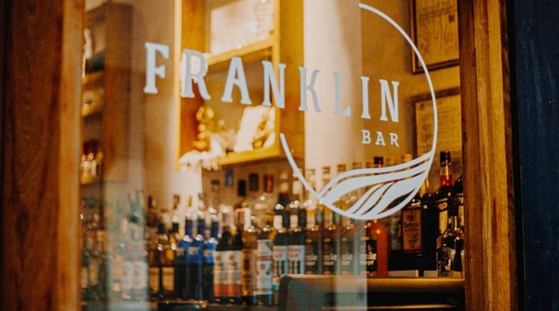 Franklin Bar promove ação com drink em dobro em Florianópolis
