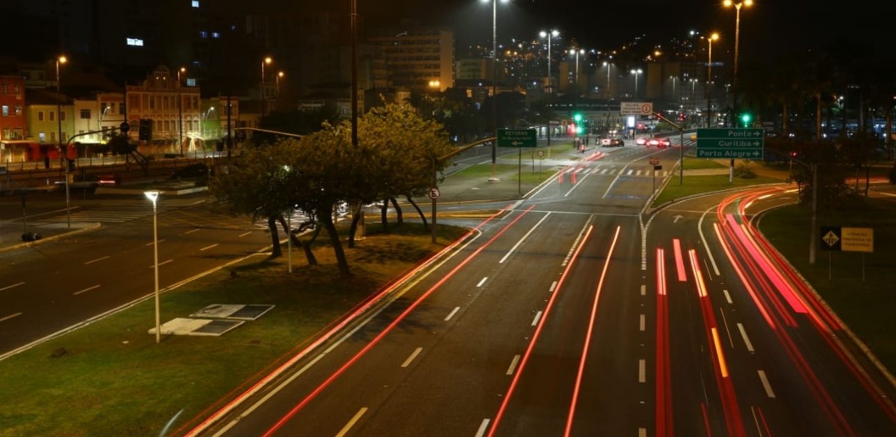 Prefeitura de Florianópolis substitui sistema de iluminação da Avenida Paulo Fontes