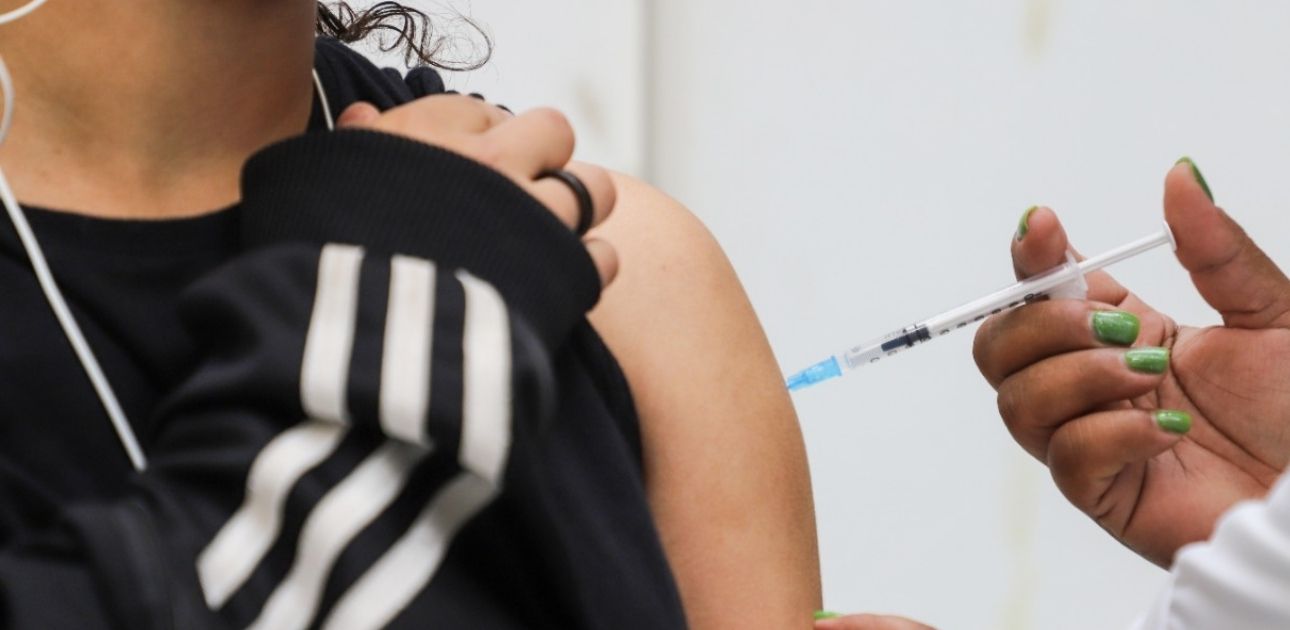 Vacinação contra a COVID-19 continua nesta segunda-feira.