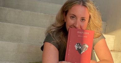 Catarinense, que mora em Los Angeles, lança livro de poemas bilíngue no Brasil
