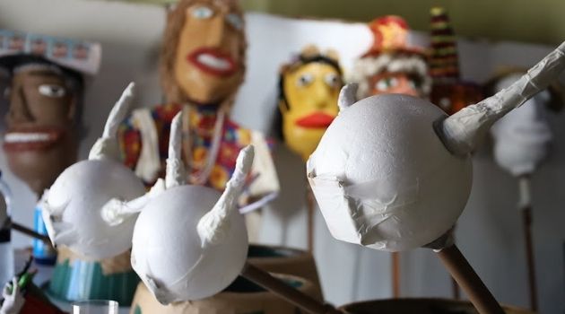 Atelier Casa Linhares faz oficina gratuita para a confecção de bonecos.