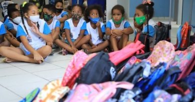 Fundação Somar entrega itens escolares para crianças em vulnerabilidade social de Florianópolis