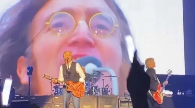Paul McCartney faz "dueto" com John Lennon em nova turnê.