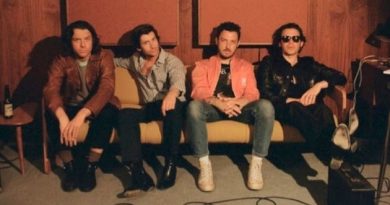 Arctic Monkeys lança novo álbum antes dos shows no Brasil.