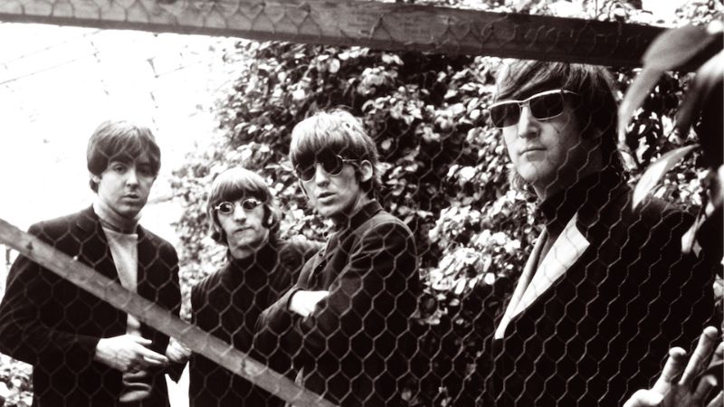 The Beatles relançam o vanguardista álbum "Revolver".