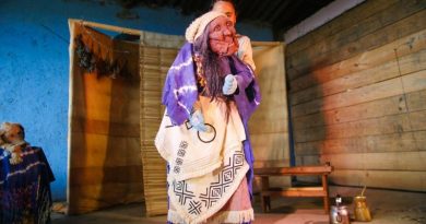 Espetáculo Arandua conta a história da criação com elementos indígenas no Domingo com Teatro