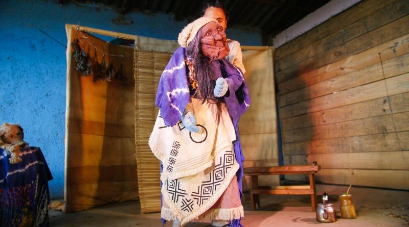 Espetáculo Arandua conta a história da criação com elementos indígenas no Domingo com Teatro