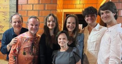 Rubens Barrichello posta foto com a família e semelhança viraliza.