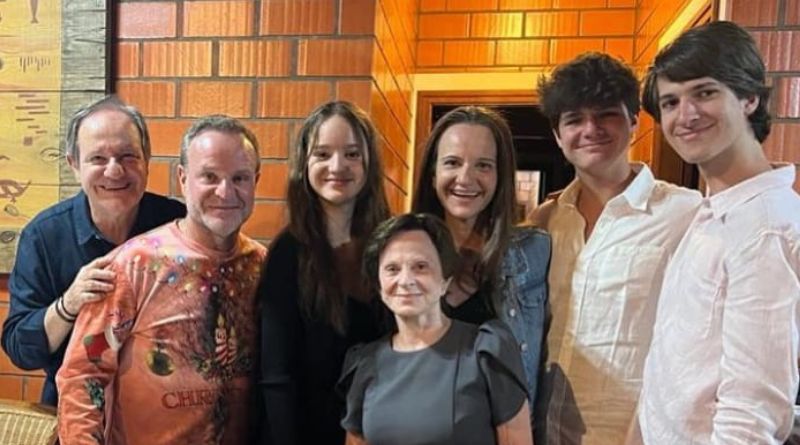 Rubens Barrichello posta foto com a família e semelhança viraliza.