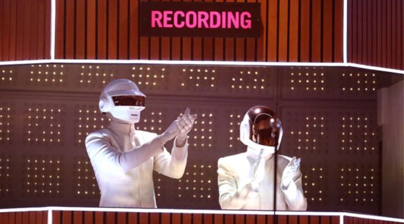 Thomas Bangalter, do Daft Punk, anuncia álbum e revela seu rosto pela 1º vez