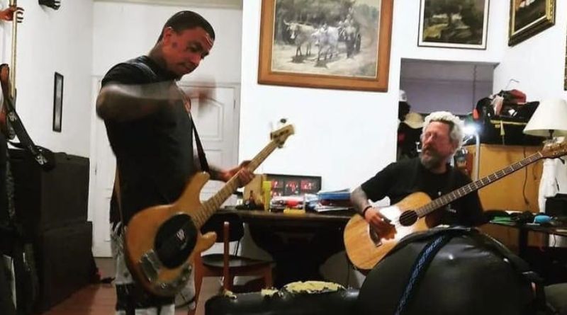 Raimundos vai cumprir agenda de shows com baixista Jean Moura