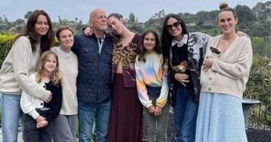 Bruce Willis aparece com a família reunida em publicação no Instagram.