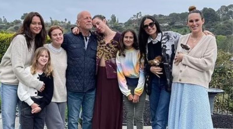 Bruce Willis aparece com a família reunida em publicação no Instagram.