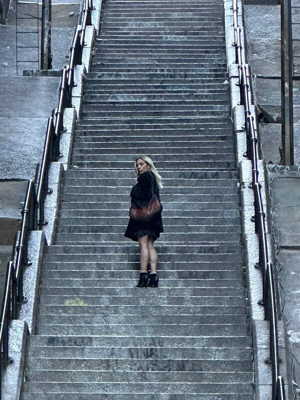 Lady Gaga aparece na escadaria do filme Coringa 2