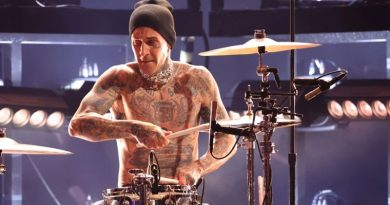 Travis Barker grava e faz shows com o Blink-182 mesmo ainda em recuperação