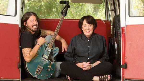 Dave Grohl revela a dor da perda de mãe em "The Teacher", nova canção do Foo Fighters