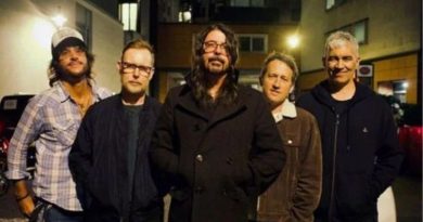 Foo Fighters lança, "Under You", música inedita do proximo disco.