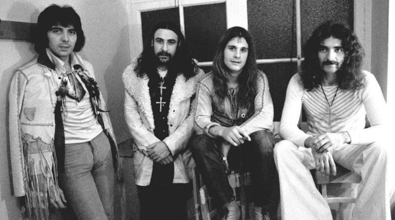 O Black Sabbath passou a usar crucifixos por conta de uma maldição.