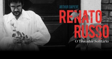 Livro "Renato Russo, O Trovador Solitário" revela a história do líder da Legião Urbana com profundidade e leveza.