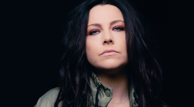 Evanescence lança versão de 'Bring Me To Life' e anuncia box comemorativo.