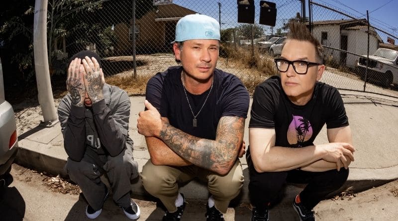Blink-182 lança single, "Fell In Love", e conquista aprovação dos fãs