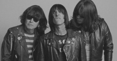 Blink-182 faz homenagem aos Ramones em novo videoclipe