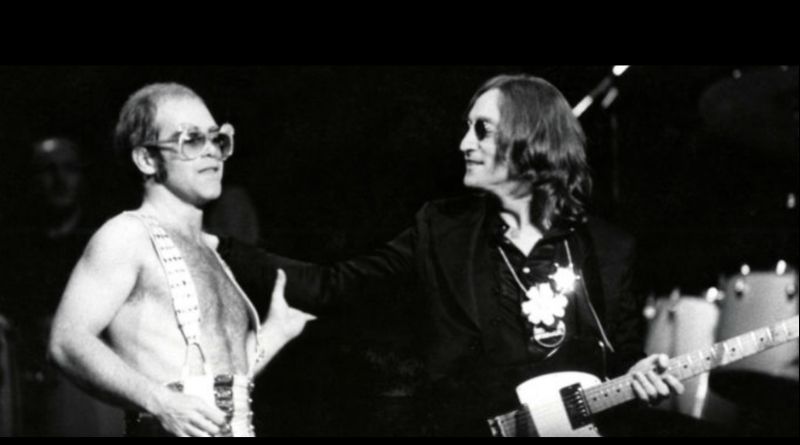 O dia que Elton John ajudou na reconciliação entre John Lennon e Yoko Ono.