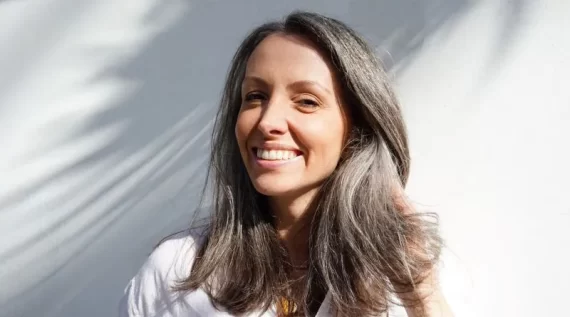 Jornalista de Florianópolis lança livro sobre cabelos brancos, padrões de beleza, autoestima e medo de envelhecer em mulheres
