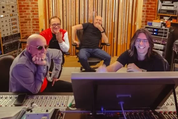 Biquini Cavadão lança versão de 'Tédio' com participação de Alex Escobar