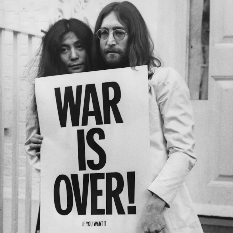 John & Yoko: 'Happy Xmas' uma canção sobre paz que nasceu de um possível plágio.