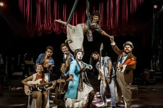 O Teatro Mágico celebra chegada do Papai Noel em Florianópolis