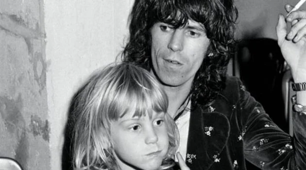 Keith Richards faz 80 anos: conheça a história quando músico levou o filho de 7 anos para uma turnê.
