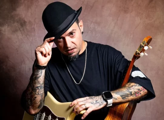 Bruno Mello anima happy hour no Mercadão de Coqueiros, em Florianópolis