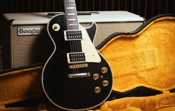 Noel Gallagher faz parceria com a Gibson e customiza guitarras para instituição.