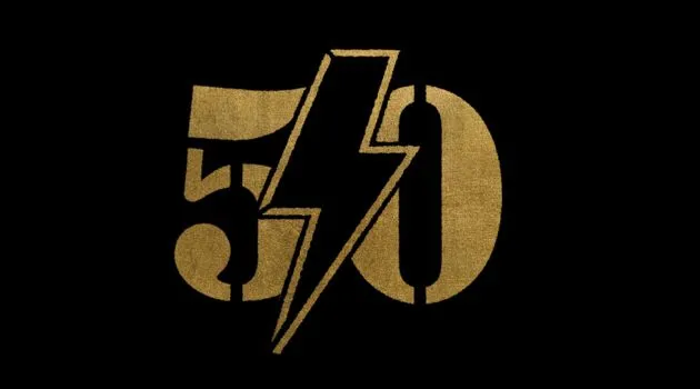 AC/DC relança discos em vinil dourado para celebrar seus 50 anos.