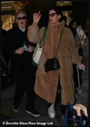 Stella McCartney não cumprimenta esposa do pai em desfile.