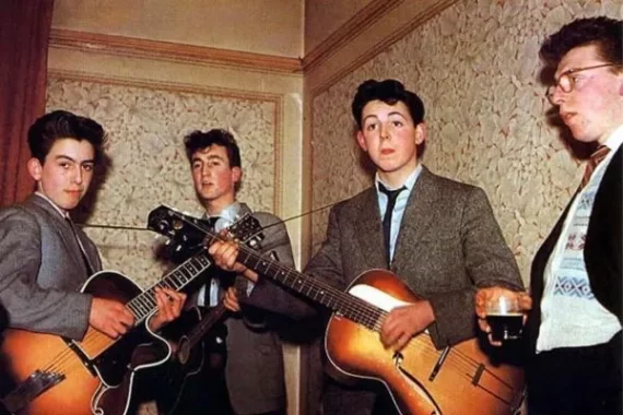 As curiosidades por trás de uma das primeiras fotos de John, Paul e George Juntos.